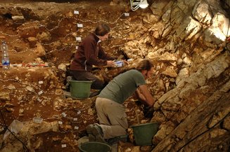 Ausgrabungen 2012 in der Stadel-Höhle im Hohlenstein. Bei modernen Grabungen wird Schicht für Schicht freigelegt und detailliert dokumentiert. Alle Funde werden einzeln eingemessen. Zudem werden die Sedimente gesiebt, um auch kleinste Funde zu bergen.