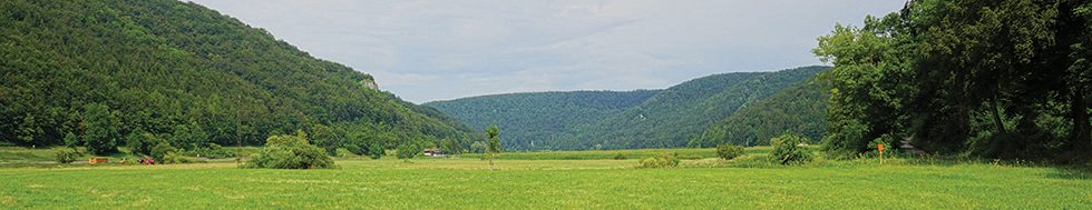 Ungestörte Blicke in die Sommerlandschaften von Lonetal (oben) und Achtal (unten). 